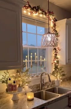 York Christmas, Christmas Apartment, Christmas Cozy, Christmas Window Decorations, Christmas Decor Inspiration, Christmas Decorations For The Home, Apartment Decor Inspiration