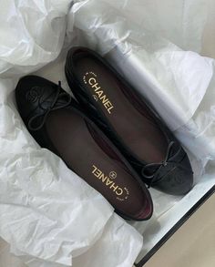 European Aesthetic, Shoes Heels Classy, Chanel Casual, Parisian Vibes, Shoe Inspo, Swag Shoes, Party Style, Black Leather Bags, Trendy Sneakers