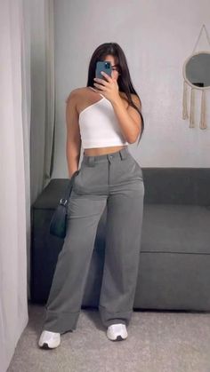 Professional Look With Jeans, Grey Pantalon Outfit, Outfits Con Jeans Gris, Large Pants Outfit, Outfits Pantalon Gris, Jean Gris Outfit, Outfits Con Pants, Ideas De Outfits Juveniles, Pantalon Palazzo Outfits