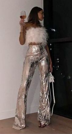 Glitz And Glam Outfit, Beyonce Concert Outfit, Look Disco, Casual Christmas Party, Casual Christmas Party Outfit, Silver Pants, Makeup Tip, Christmas Party Outfit, Nye Outfits