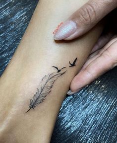 Tatouage plume 22 Idées et Leurs Significations 13 Feather Tattoo Wrist, Small Feather Tattoo, Feather With Birds Tattoo, Bird Tattoos For Women, Anklet Tattoos, Feather Tattoo Design, Foot Tattoos For Women, Tasteful Tattoos, Wrist Tattoos For Women