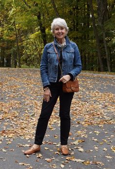 How To Wear A Denim Jacket Over 50 - Outfit Ideas +styling Sugar Mountain, Classic Outfits For Women, Capri Outfits, Instagram Autumn, Classic Style Outfits, 60 Fashion