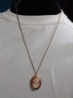 Very good condition Cameo Necklace, Last Minute Gifts, Vintage Gold, Pendant Necklaces, Gold Filled, Jewelry Necklace Pendant, Beauty Book, Jewelry Necklaces, Accessory Gift