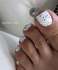 Black And White Pedicure, Black Toe Nail Designs, Black Pedicure Ideas, White Pedicure Ideas, Pretty Ice Cream, Black Pedicure, White Pedicure, Unghie Sfumate