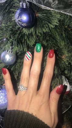 Cute Nails Acrylic Short Christmas, Non Acrylic Nail Ideas Christmas, Holiday Glitter Nail Designs, Short Acrylic Nails Ideas Christmas, Christmas Nail Design For Short Nails, Dipping Powder Christmas Nails, Cute Short Christmas Nails Acrylic, Gelmoment Christmas Nails, Cute Gel Nails For Christmas