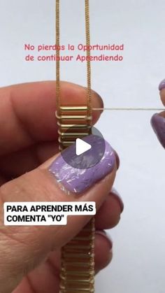 a person holding a purple object in their hand with the words para aprender mas competa yo