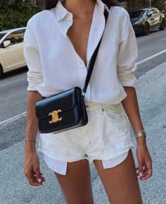 Celine Summer Outfit, Celine Bag 2023, Celine Top Outfit, Celine Bag Outfit, Tas Celine, Minimalist Summer Outfits, White Shorts Outfit, Beige Jeans, Beige Outfit