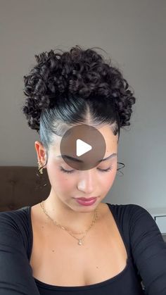 Ester Lima | Cachos on Instagram: "Usaria esse penteado? 💗   Marca uma amiga que deveria fazer esse penteado <3 Tem vários outros penteados no perfil amigaaa(o)   •  #penteados #penteado #penteadocachos #penteadonoiva #penteadosx #penteadodenoiva #penteadopreso #penteadoinfantil #penteadosimples #cabelo #cabelos #cabelolindo #cabelosaudavel #cabelocacheado #cabelonatural #cacheado #cacheadasemtransiçao #cacheadas #cacheada" Short Curly Hair Updo, Mixed Curly Hair, Cute Curly Hairstyles, Curly Hair Updo, Peinados Recogidos, Penteado Cabelo Curto, Ponytail Styles, Short Curly Hair, Kids Hairstyles