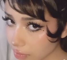 Akari Blanco Instagram, False Eyelash Makeup Look, Flirtatious Cute Makeup Style, Drawn On Bottom Lashes, Different Eye Makeup Styles, Bunny Style Makeup, Dark Cute Makeup, Y2k Prom Makeup, Deltopia Aesthetic