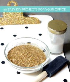 I need ampersand thumbtack art and a gold mouse pad in my office. I just do. lol Cr Ideas, Clipboard Diy, Thumbtack Art, Diy Clipboard, Office Decore, Glitter Projects, Desk Diy, Diy Organizer, Simple Projects