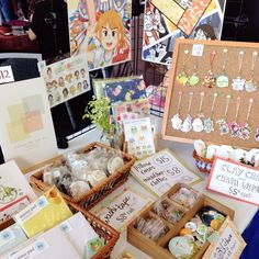 there are many items on the table for sale in this market place, including cards and magnets