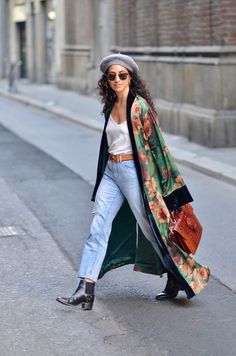 15 Maneras de llevar un kimono moderno y verte glamurosa How To Wear Kimono, How To Wear A Beret, Kimono Lingerie, Look Kimono, Boho Fashion Winter, Kimono Outfits, Stile Boho Chic, Outfits Minimalist, Boho Styl