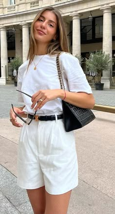 Looks Com Short, Elegant Classy Outfits, European Summer Outfits, Europe Outfits, Business Casual Outfits For Work, Estilo Preppy, Casual Day Outfits, Foto Poses