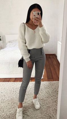 Side Stripe Trousers, Cute Sweater Outfits, Outfit Inso, Pullover Outfit, Casual Outfit Inspiration, Fandom Outfits, Plaid Outfits, Lazy Outfits, Winter Trends