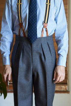 bespokewrinkles: Continuous waistband trousers–so rare these days they can only be gotten bespoke. By @steedtailors Classic Menswear, Vintage Mens Fashion, Men Trousers, Vintage Suits, Bespoke Tailoring, Retro Mode, Well Dressed Men, Pleated Pants