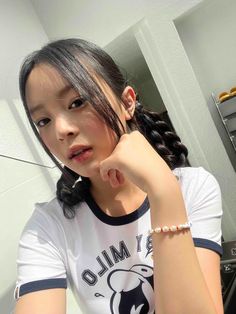 newjeans hanni girlfriend gf pic pictures instagram twitter phoning update Nj Hanni, Haerin And Hyein, Danielle Haerin, Girl Talk, Instagram Update, South Korean Girls