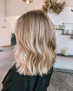 The Mom Chop Hair, Short Hair With Blonde, Blonde Hair Ideas For Short Hair, Blonde Short Hair Curly, Blonde Mom Hair, Blonde Layered Lob, Medium Length Haircut Honey Blonde, Mom Haircut Blonde, Mom Chop Haircut