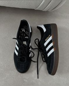 Black Adidas Shoes, Shoes Outfit Fashion, Adidas Spezial, Fancy Shoes, Aesthetic Shoes, Swag Shoes, Pretty Shoes