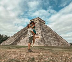 Chichen Itza Chichen Itza Picture Ideas, Chichen Itza Couple Pictures, Chichen Itza Photo Ideas, Tulum Bucket List, Tulum Azulik, Cancun Pictures, Mexico City Vacation, Cruise Photography