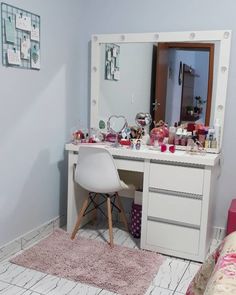 a bedroom with a desk, chair and mirror on it's side in front of a pink rug