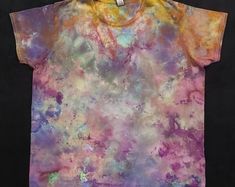 a t - shirt that has been dyed with different colors