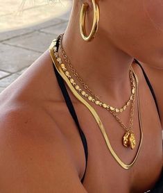 gold necklaces, necklace layering, gold hoops, gold earrings, jewelry inspo Prettiest Celebrities, Gold Girl, Nail Jewelry, Classy Jewelry, Gold Necklaces, Timeless Jewelry