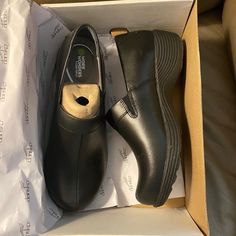 Dansko Non Slip Shoes. Never Bee Worn Still In Box. Great For Servers Or Nurses Size 36 Non Slip Shoes, Studded Clogs, Brown Clogs, Cutout Heels, Black Clogs, Brown Leather Shoes, Buckle Shoes, Dansko Shoes, Leather Clogs