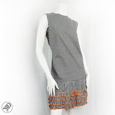 A very cute handmade 1960s dress in a black and white gingham, with fabric ruffles and orange ric-rac braiding around the lower hem 🧡 It is approximately 10-12 in modern UK sizing; * Underarm to underarm 18.5" * Across the waist 18.5" * Across hips 20" * Shoulder to hem 36" 60s Mod Fashion, 1960s Shift Dress, Fabric Ruffles, Vintage Gingham, Vintage Dress 60s, Robes Vintage, Swinging 60s, 1960s Dress, Black And White Gingham