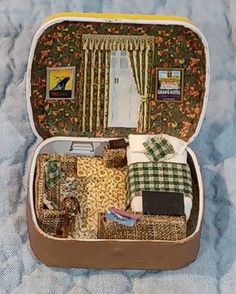 Altoid Tins Crafts, Altoid Tin Ideas Miniatures Diy, Diorama Box Ideas, Altoid Tin Miniatures, Altoid Tin Shrine, Handmade Miniatures Ideas, Diy Miniature Dollhouse Accessories, Altoid Tin Ideas Miniatures, Craft Ideas For Beginners