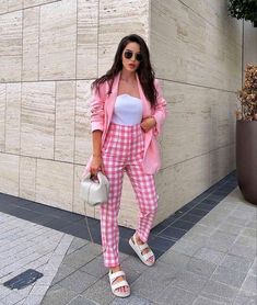 Women Dressy Outfits, Cartoon Barbie, Rose Ideas, Wide Leg Jeans Outfit, Look Rose, Blazer Outfits For Women, Barbie Outfits, Color Combinations For Clothes, Rosa Pink