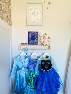 A different way to utilise our bookshelf - by displaying the shelf 'upside' down you can make this shelf even more versatile!  Perfect for displaying fancy dress outfits so children can see and access them instead of being in a box. Or somewhere to put the many headbands, hair bands and clips! Or even a lovely way to display books, keepsakes and hang the next day or special outfits!  When you buy our shelves you are buying an item that is... * Lovingly handmade to order with care * Made from sus Dress Up Corner, Shelves Nursery, Rail Shelf, Dress Up Stations, Shelf Nursery, Princess Room Decor, Montessori Shelf, Special Outfits, Nursery Bookshelf