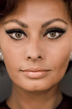 Sophia Loren...made the Cat eye her own. Nobody does it quite like Sophia. Love… Sophia Loren Makeup, Klasik Hollywood, Peggy Lee, 60s Makeup, Rosemary Clooney, Sofia Loren, Smink Inspiration, Italian Actress, Vintage Makeup