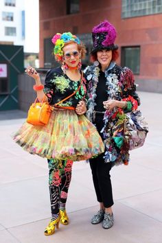 20 Stylish Senior BFFs | Advanced Style | Bloglovin’ Estilo Burning Man, Seth Cohen, Mode Hippie, T Dress, Ageless Style, Wild Woman, Funky Fashion