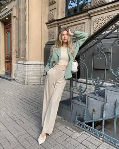 Liza Rudkevich, Stradivarius Bag, Working Lady, Paris Aesthetic, Shorts Outfits, Foto Poses, Zara Top, Outfit Look, Trend Fashion