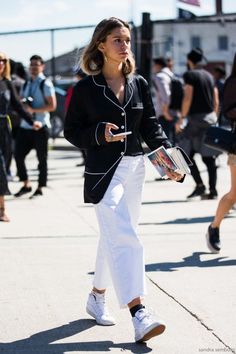 White Jeans Summer, How To Wear White Jeans, West Coast Fashion, Style Casual Chic, White High Tops, 가을 패션, Street Chic