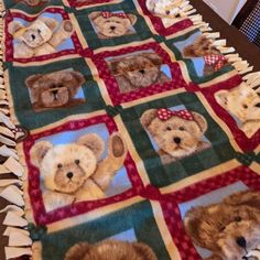 there are teddy bears on this quilt