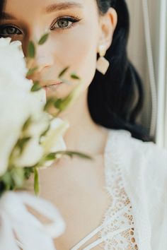 Stunning Wedding Rings, Elegant Bride And Groom, Wedding Photo Editing, Bride Photos Poses, Bridal Photography Poses, Editing Lightroom, Bride Pictures, Bride Photoshoot