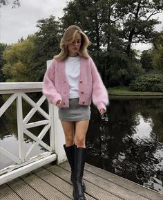 Wear Pink In October Outfit, Styling Pink Cardigan, Outfit With Pink Cardigan, Pink Top Outfit Winter, Coquette Casual Outfit, Pink Autumn Outfit, Pink And Grey Outfit, Pink Cardigan Outfit Aesthetic, Pink Winter Outfit