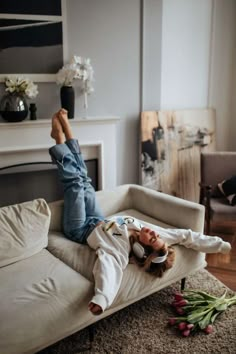 Indoor House Photoshoot Ideas, Cosy Photoshoot, Lounge Photoshoot, Home Photo Shoots, Branding Photoshoot Inspiration, Foto Poses, Photoshoot Concept, Photography Poses Women, Shooting Photo