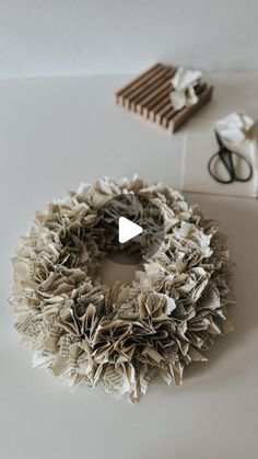 a video demonstrating how to make a paper wreath