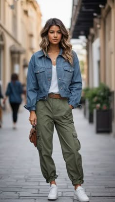 Navy Blue Joggers Outfit Women, Navy Blue Joggers Outfit, Green Cargo Pants Outfit Ideas, Blue Joggers Outfit Women, Cargo Pants Outfit Street Style Women, Joggers Outfit Women Work, Olive Jeans Outfit, Blue Joggers Outfit