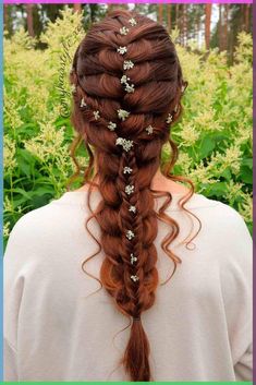 Learn to master the classic French braid with our guide. Get hairstyle ideas and trendy variations to easily elevate your look! Fish Braid Hairstyles, Flowers In French, French Braid Ponytail, Tail Braids, Hairstyles With Glasses, French Braid Hairstyles, Types Of Braids