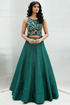 New Crop Top Lehenga Designs, Mrunalini Rao Lehenga, Benaras Lehenga, Green Ghagra, Stylish Lehenga Designs, Kali Lehenga, Mrunalini Rao