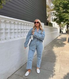 Thick Celebrity Style, School Event Outfit Mom, Denim To Denim Outfit, January Outfits For Women 2023, Best Jeans For Pear Shape, Demin On Denim Outfit, Jeans For Pear Shape, Demin Shirt Outfit, Gallery Opening Outfit