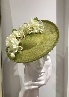 Wedding Hat - Green saucer hat with ivory flowers and bow at back detail. Ideal wedding guest hat or perfect for a day at the races.  This hat is on a headband Ladies Day At The Races Outfit, Wedding Guest Hat, Wedding Hats For Guests, Princess Hat, Race Day Outfits, Derby Outfits, Hat Flower, Day At The Races, Races Outfit