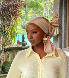 Silk Scarf Black Women, Pashmina Head Wrap, Headscarf Outfit Black Women, Silk Headscarf Styles, Veil Styles, Head Wrap Styles