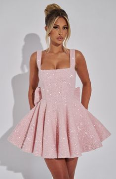 Current obsession: tweed. Dorothy in Blush is super playful yet sophisticated, crafted in our luxe sequin tweed with a full circle skirt. The mini dress is complete with a square neckline, adjustable shoulder straps, princess seams to the body and a detachable bow to the back. Sparkle Hoco Dress, Babyboo Fashion, 8th Grade Formal Dresses, 8th Grade Formal, Current Obsession, Skirt Tulle, Casual Sundress, Loungewear Dresses, Hoco Dress