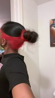 Red Peekaboo Hair Black Women, Red Peak A Boo Hair Black Women, Dyed Hair Back Of Head, Black And Red Skunk Stripe Hair, Skunk Hair Dye Red, Red And Black Peekaboo Hair, Skunk Stripe Hair Pink, Red Skunk Stripe Hair Black Women, Skunk Stripe Hair Red