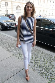 stripes + white Keri Russell, Outfit Trends, Carrie Bradshaw, Inspiration Mode, Summer Trends, Looks Style, Mode Inspiration, White Pants, Look Chic