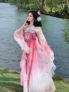 Pink Hanfu Aesthetic, Chinese Hanfu Purple, Chinese Hanfu Princesses, Chinese Hanfu Dress Red, Chinese Aesthetic, Chinese Hanfu Photoshoot, Chinese Hanfu, Chinese Clothing